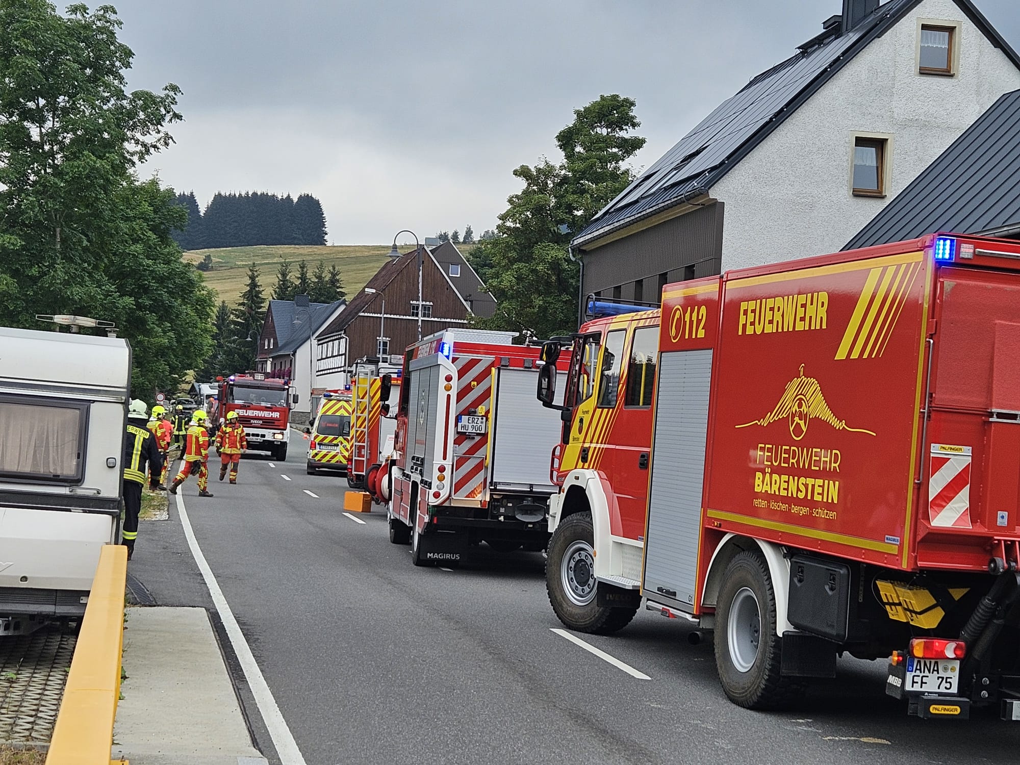 Einsatzfoto VKU - PKW gegen Schafstall